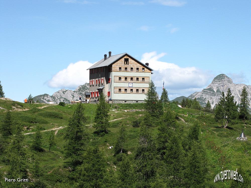 17 Rifugio con il Pegherolo sullo sfondo.jpg